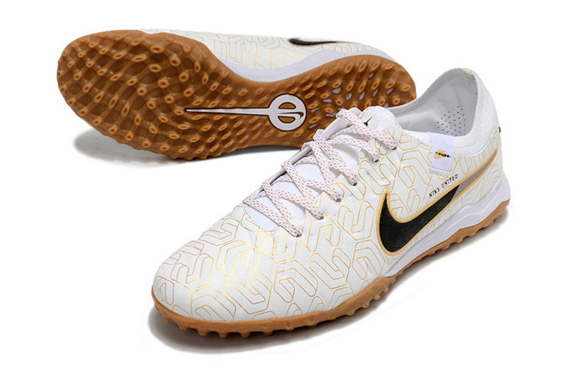CHUTEIRA NIKE TIEMPO LEGEND 10 SOCIETY "UNITED GOLDEN" - BRANCA E DOURADA