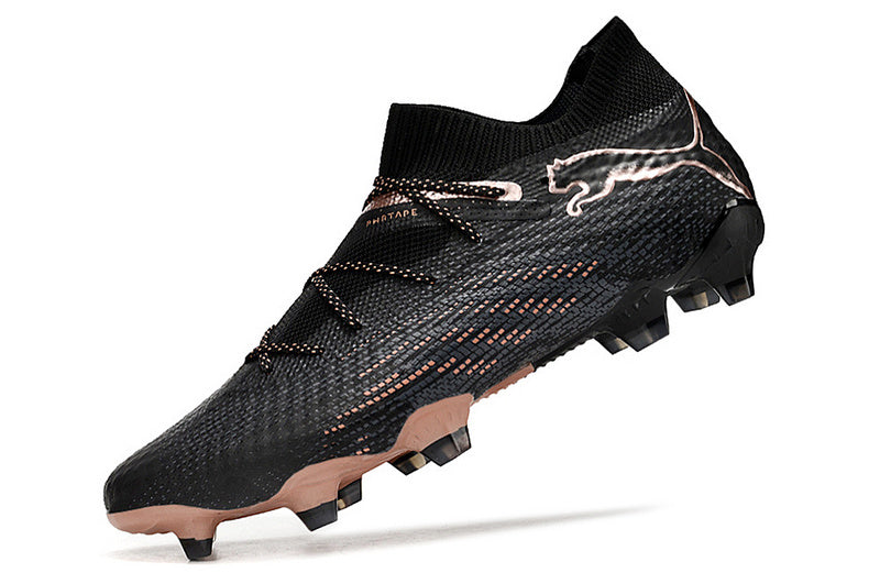 CHUTEIRA PUMA FUTURE 7 ULTIMATE CAMPO - PRETA E LARANJA