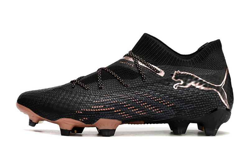 CHUTEIRA PUMA FUTURE 7 ULTIMATE CAMPO - PRETA E LARANJA