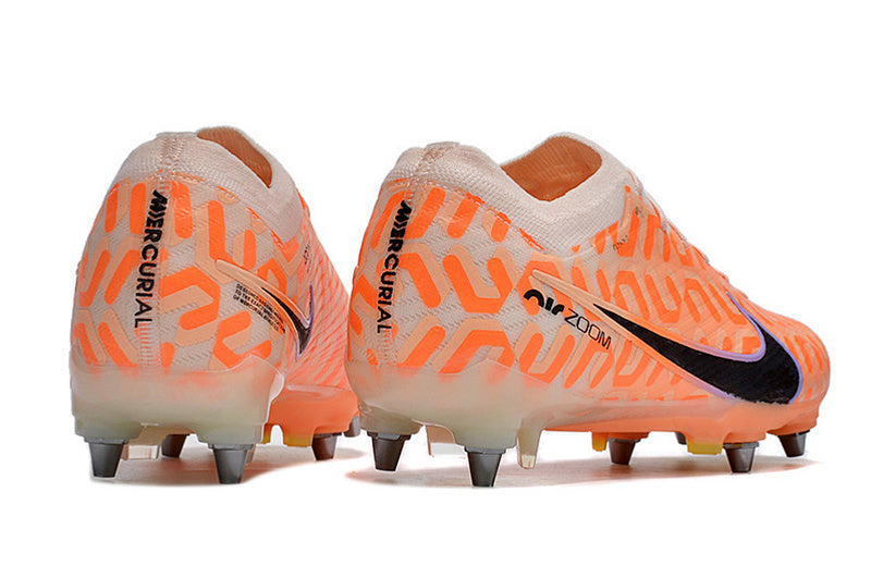 CHUTEIRA NIKE AIR ZOOM MERCURIAL VAPOR 15 ELITE TRAVA MISTA "UNITED" - LARANJA E PRETA