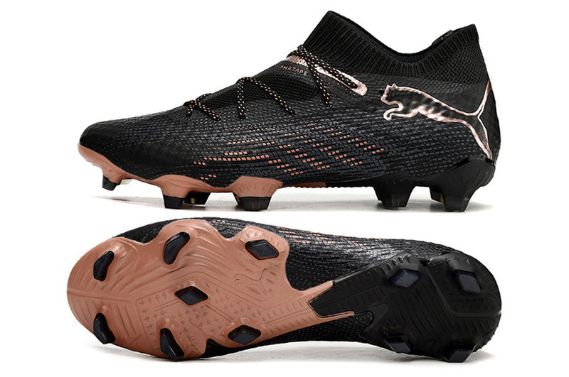 CHUTEIRA PUMA FUTURE 7 ULTIMATE CAMPO - PRETA E LARANJA