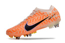 CHUTEIRA NIKE AIR ZOOM MERCURIAL VAPOR 15 ELITE TRAVA MISTA "UNITED" - LARANJA E PRETA