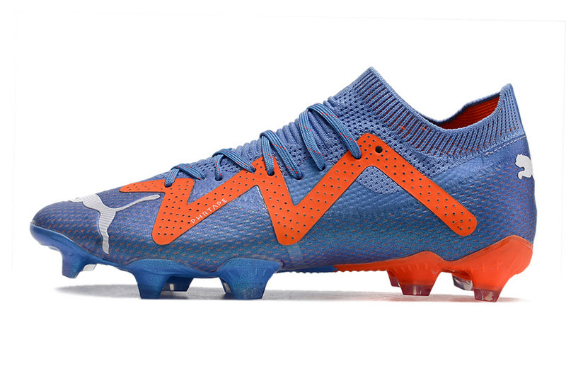CHUTEIRA PUMA FUTURE ULTIMATE CAMPO "SUPERCHARGE" AZUL E LARANJA