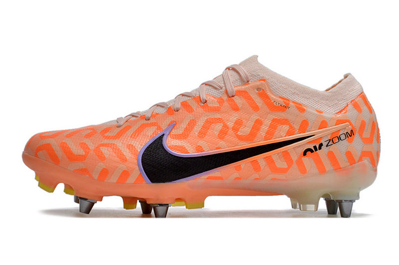 CHUTEIRA NIKE AIR ZOOM MERCURIAL VAPOR 15 ELITE TRAVA MISTA "UNITED" - LARANJA E PRETA